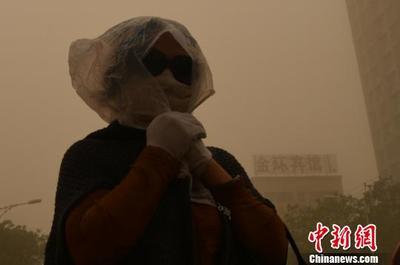 新疆庫爾勒市遭遇沙塵侵襲_中國日報網環(huán)保